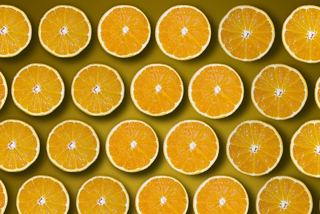 규칙적으로 나열된 오렌지 조각